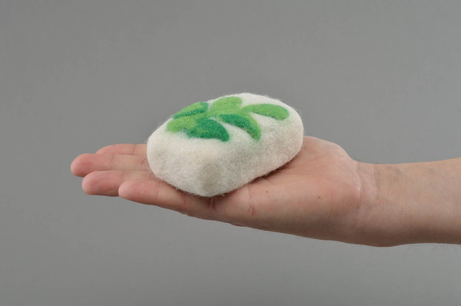 Éponge pour bain faite main en laine feutrage avec dessin feuilles vertes photo 4