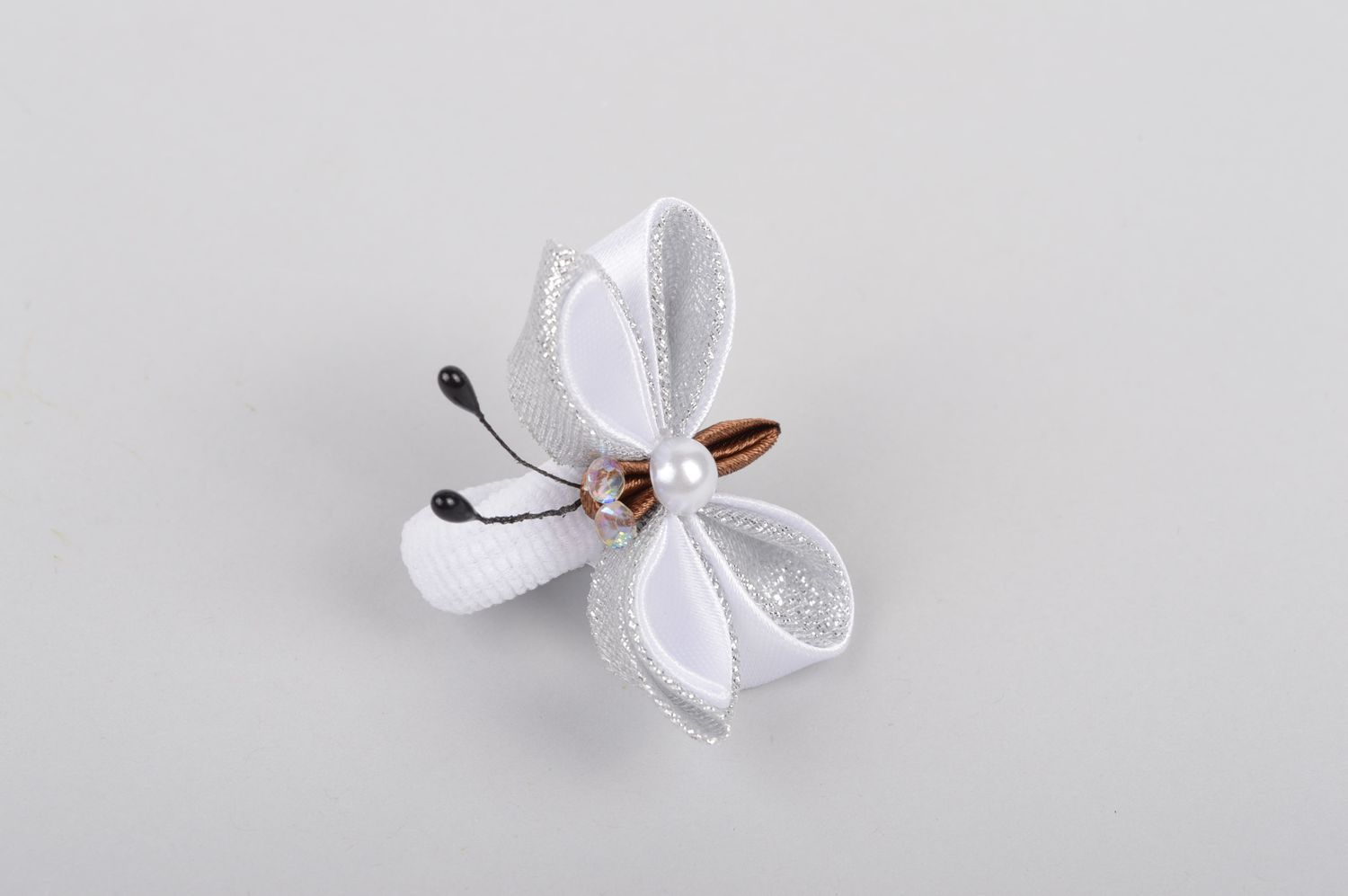 Детская резинка handmade аксессуар для волос резинка из лент Белая бабочка фото 3