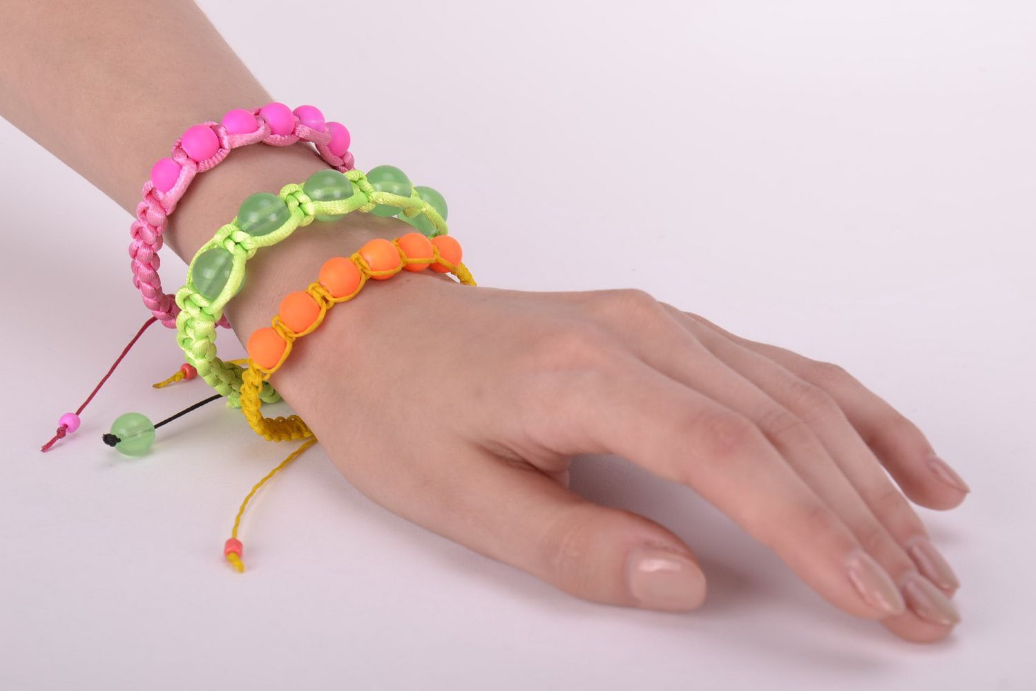 Handgemachtes oranges Armband aus plastischen Perlen foto 5