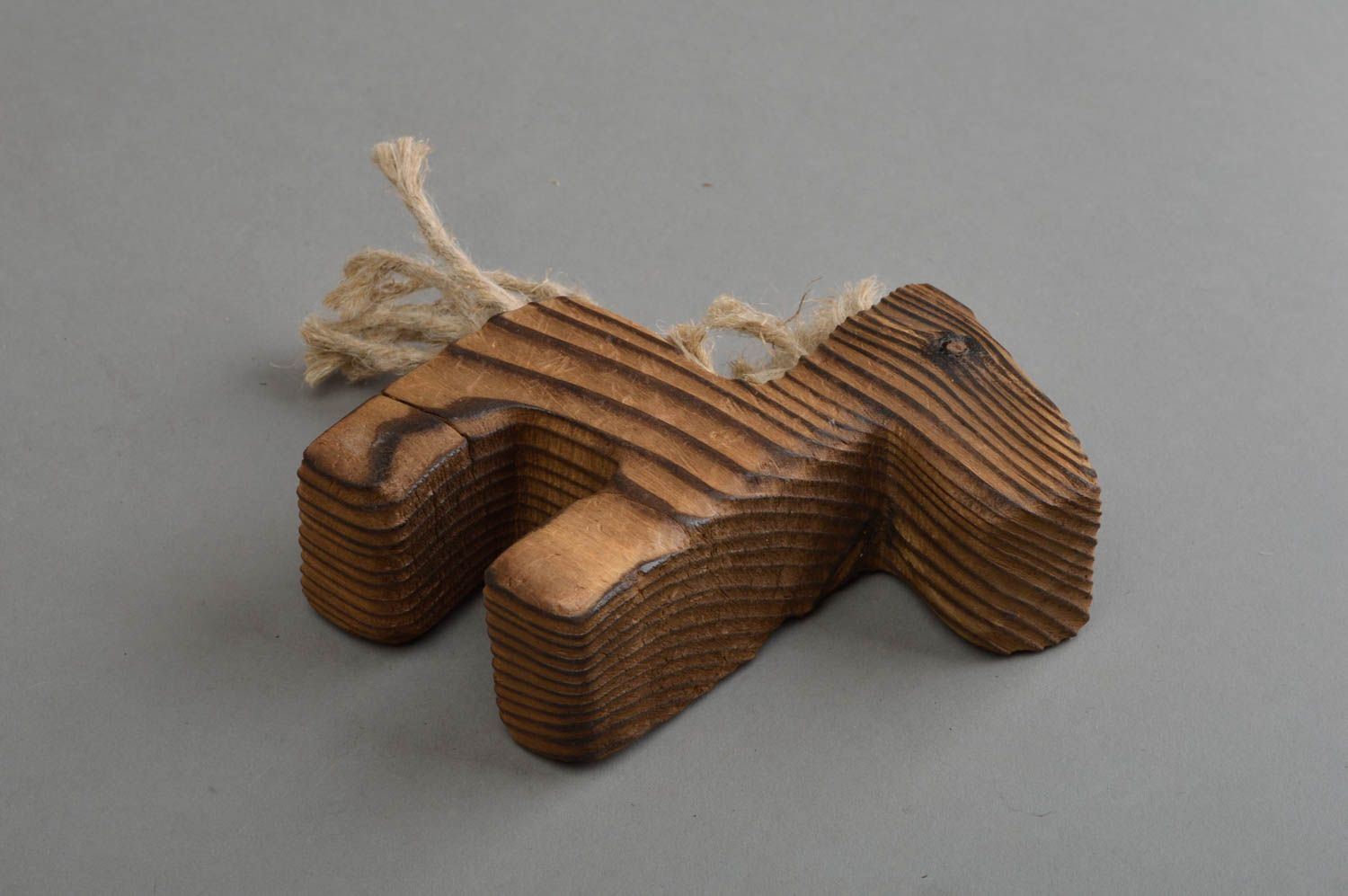 Figurine en bois de pin et cordons de lin faite main écologique Poulain photo 4