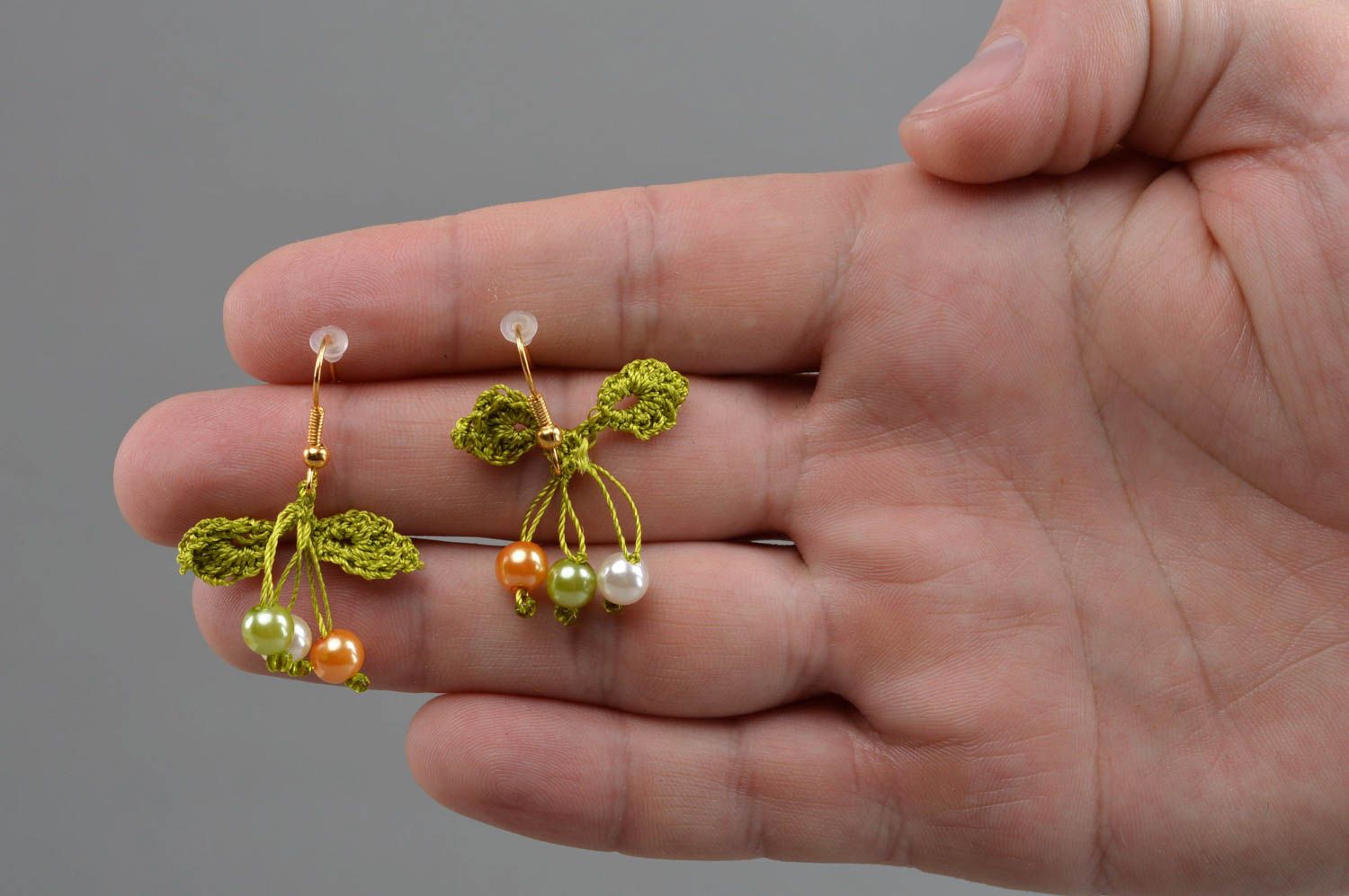 Boucles d'oreilles faites main pendantes tricotées vertes avec fausses perles photo 4