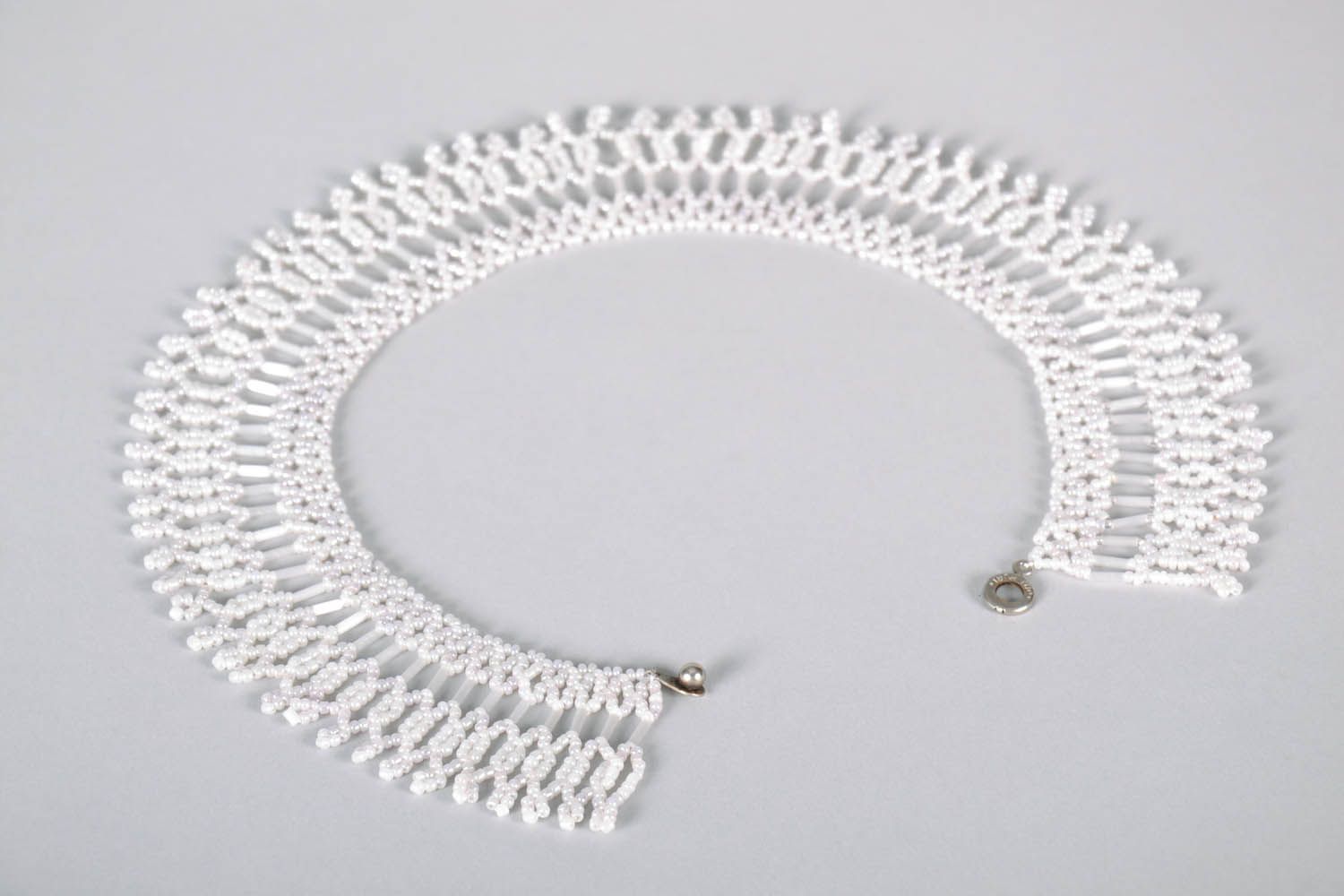 Weiße Halskette aus Perlen foto 3