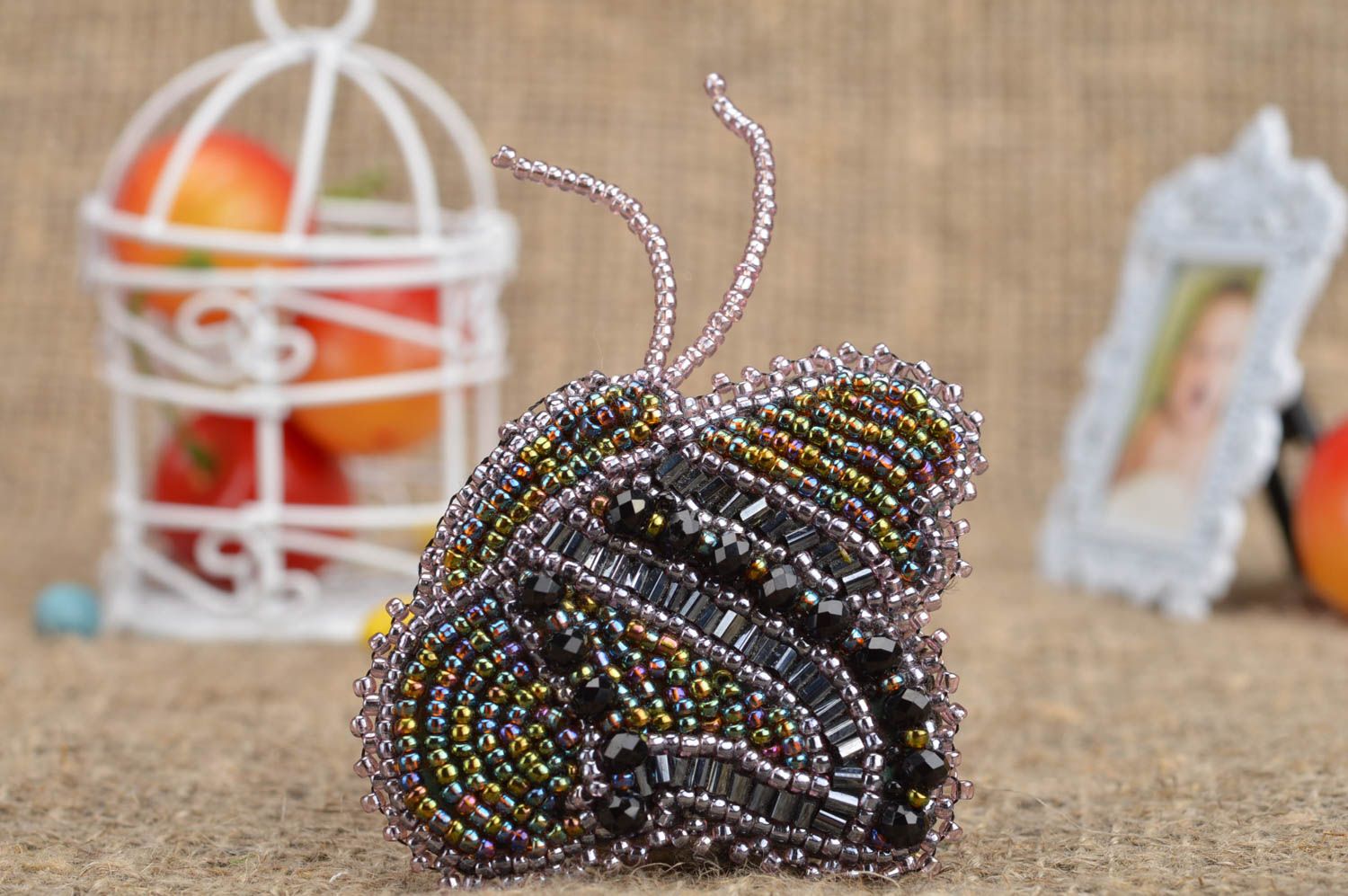 Schöne kleine feine handgemachte Brosche aus Glasperlen schwarzer Schmetterling foto 1