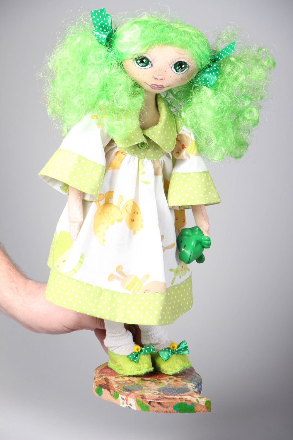 Мягкая кукла на подставке в платье из ткани Царевна-лягушка фото 4