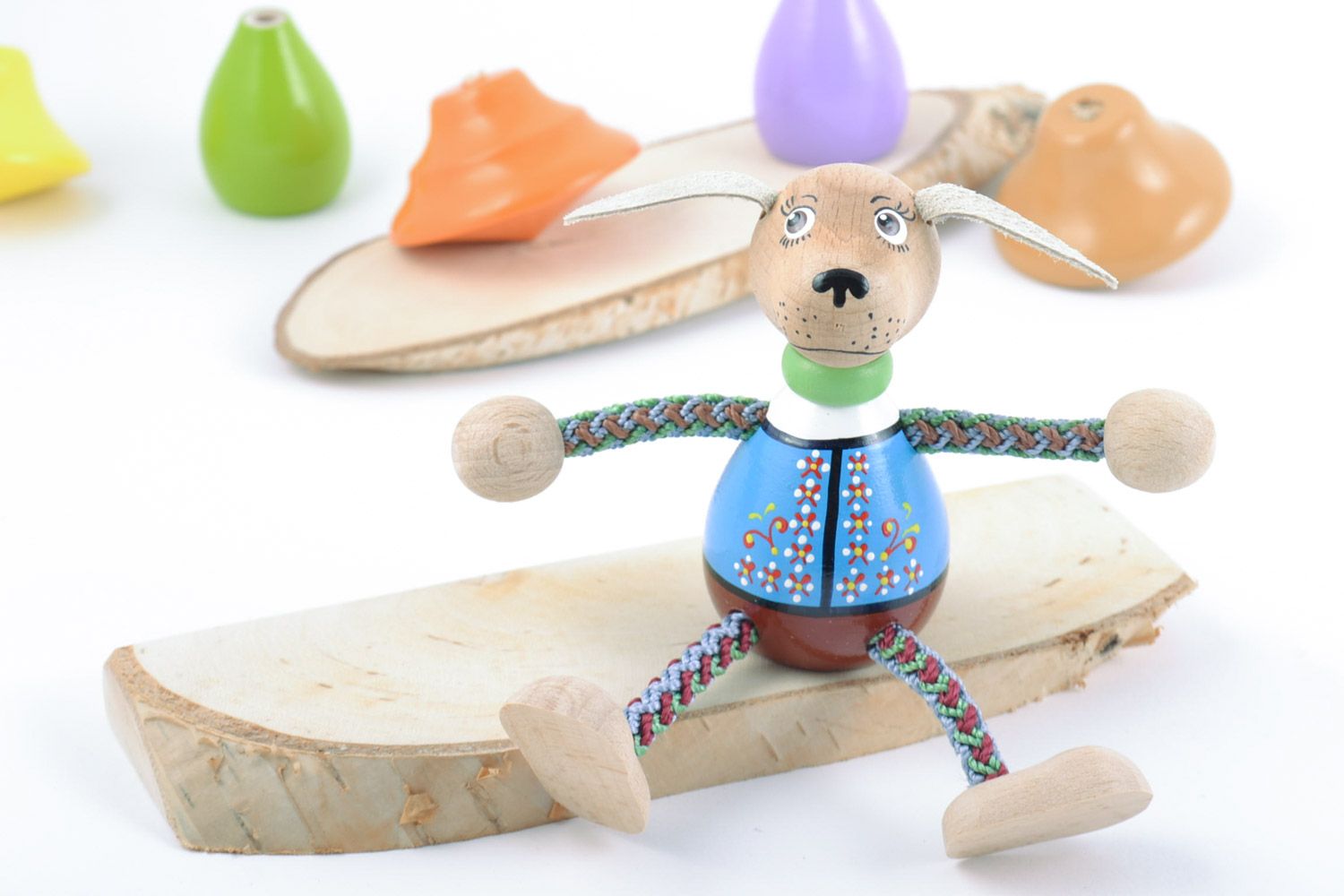 Деревянная игрушка собака в вышиванке ручной работы с росписью авторская детская фото 1