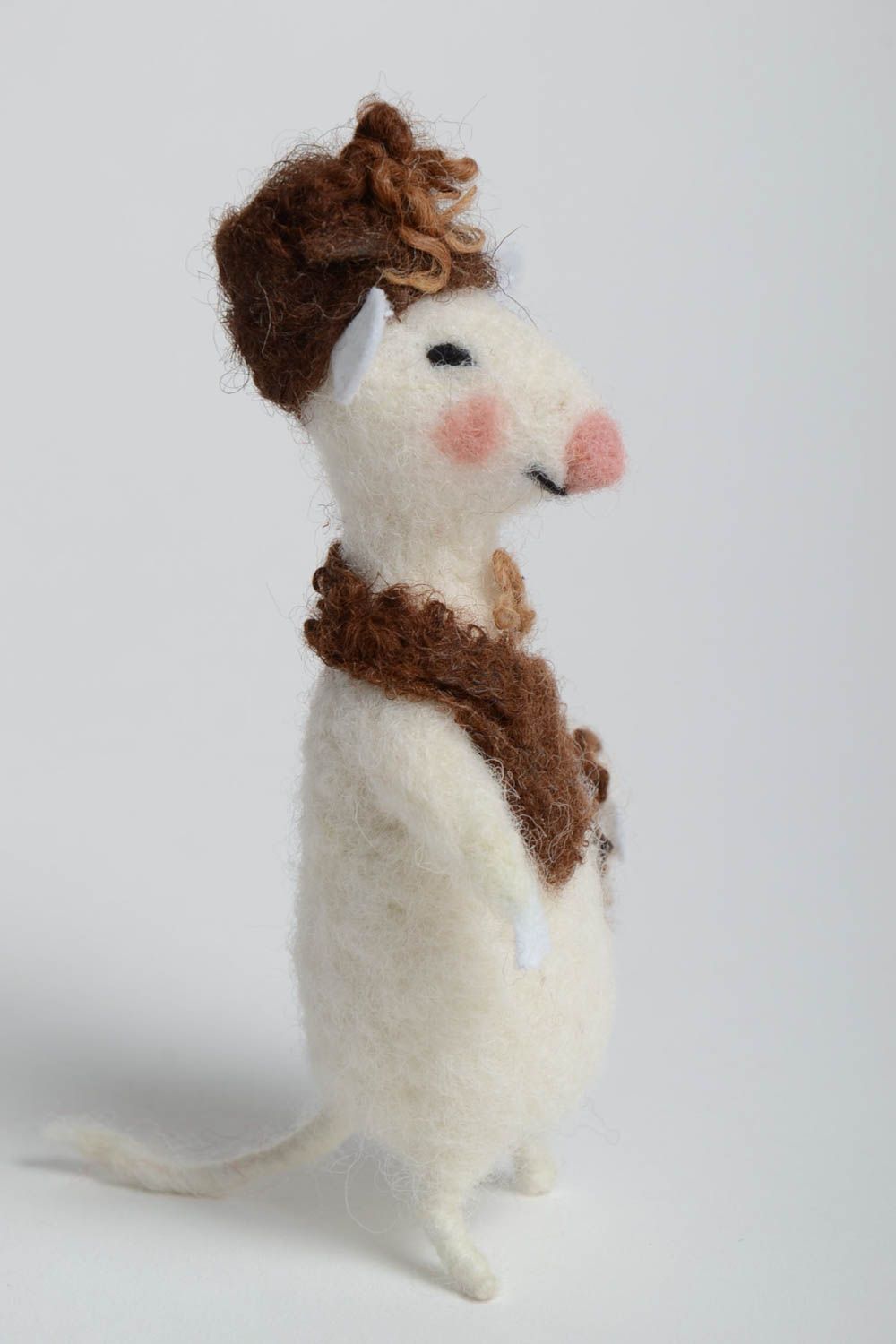 Авторская игрушка для дома из натуральной шерсти валяная красивая Белая крыска фото 4