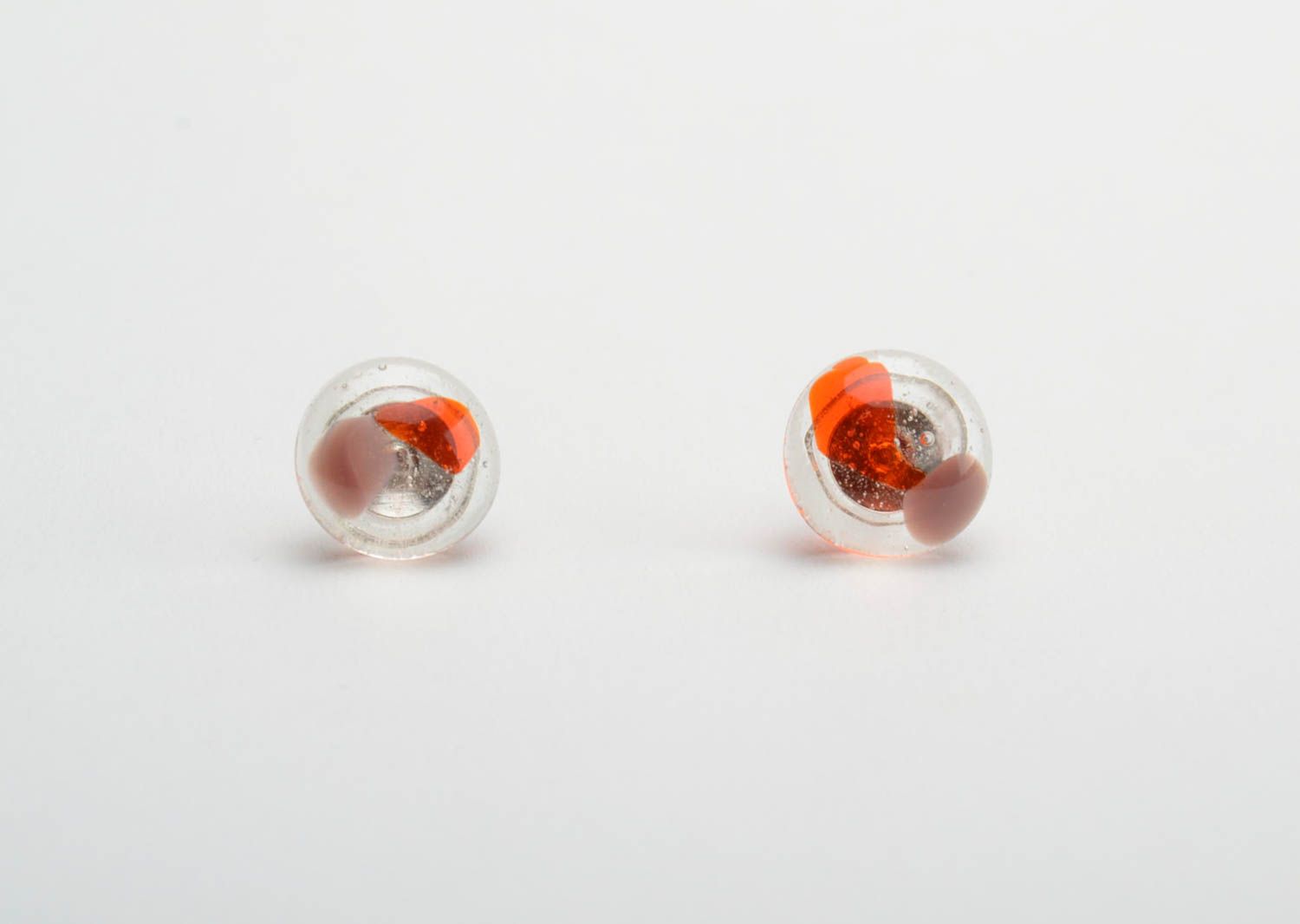 Durchsichtige rote runde handgemachte kleine Ohrstecker aus Glas Fusing Technik foto 5