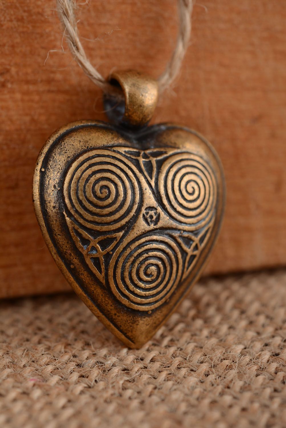 Heart-shaped bronze pendant photo 2