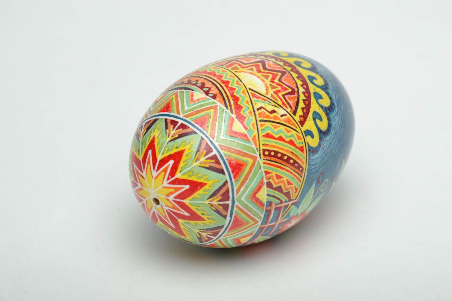 Huevo de Pascua en técnica de rasguño con paisaje rústico foto 4