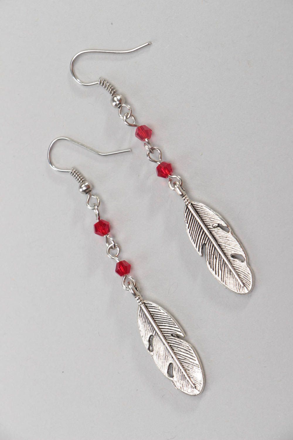 Boucles d'oreilles plumes en métal avec perles de cristal rouges faites main photo 2