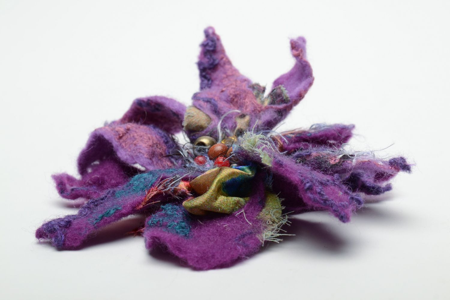 Брошь в технике валяния из шерсти в виде фиолетового цветка фото 4