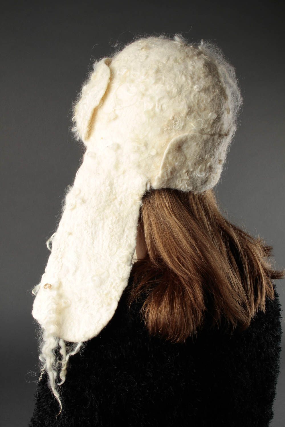 Белая шапка ручной работы зимняя шапка с ушками женская шапка необычная фото 1