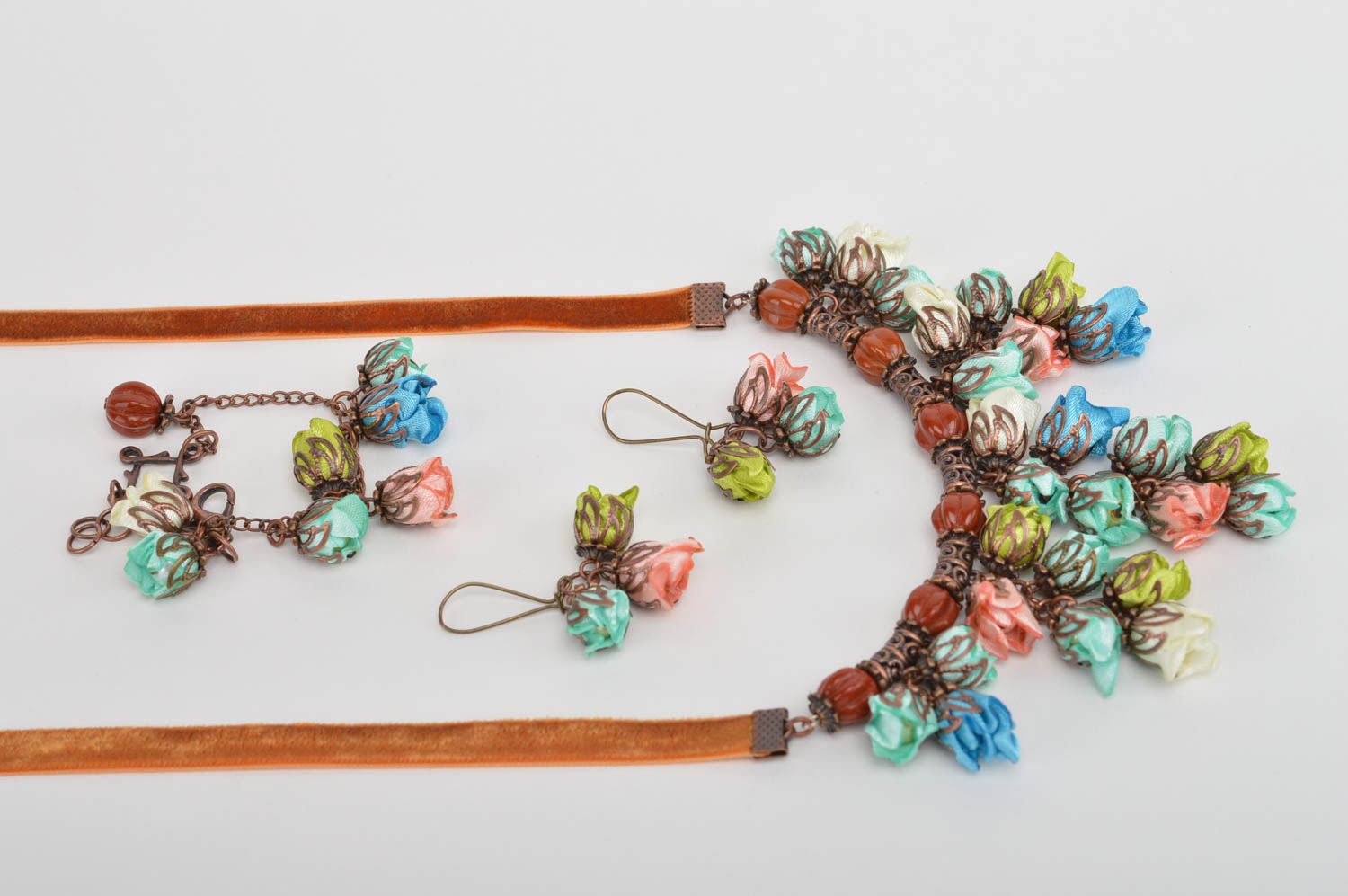 Комплект украшений из атласных лент колье браслет и серьги с цветами хенд мейд фото 4
