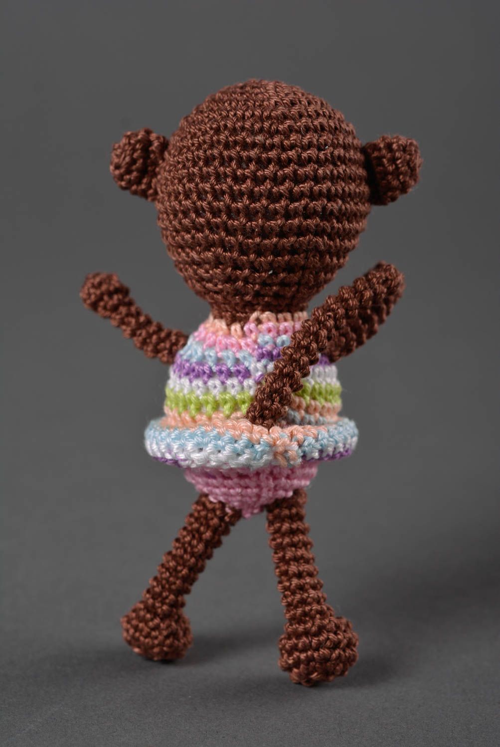 Peluche singe en robe faite main Jouet tricot en coton au crochet Cadeau enfant photo 4