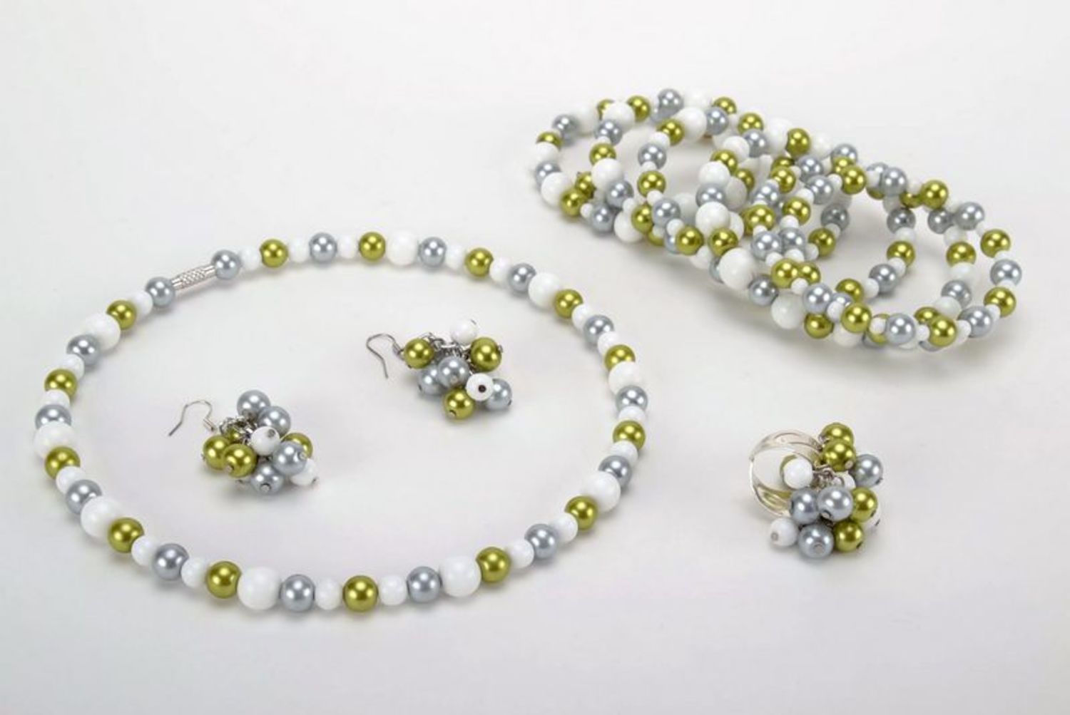 Conjunto de joyas hechas a mano:collar,pendientes,pulsera y anillo  foto 1