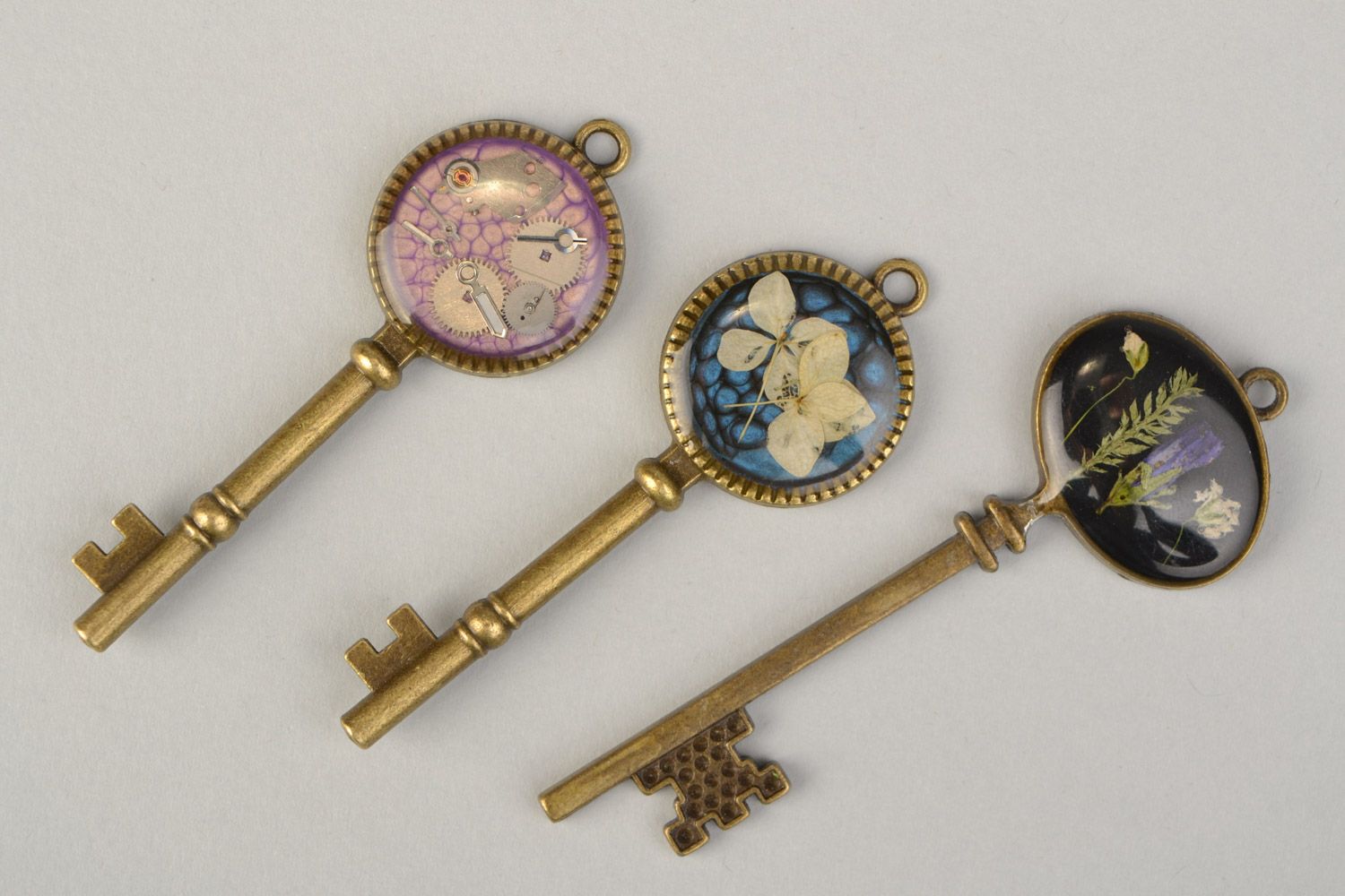 Set de pendentifs clés avec fleurs naturelles et mécanismes faits main 3 pièces photo 3