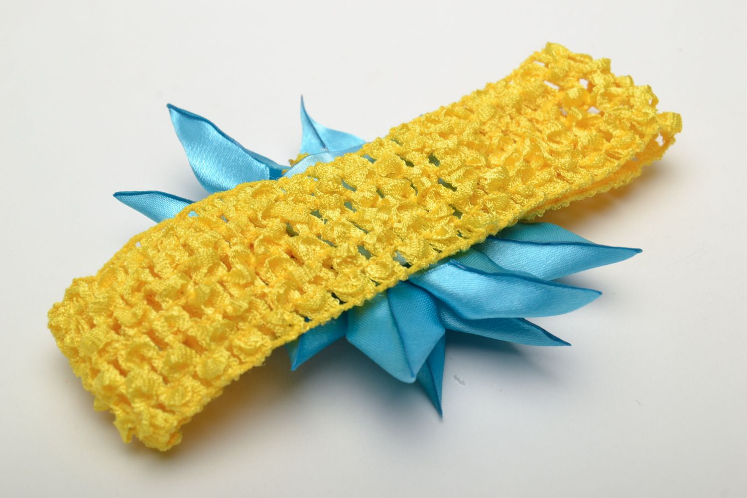 Gelbes Haarband mit Blume blauer Farbe foto 3