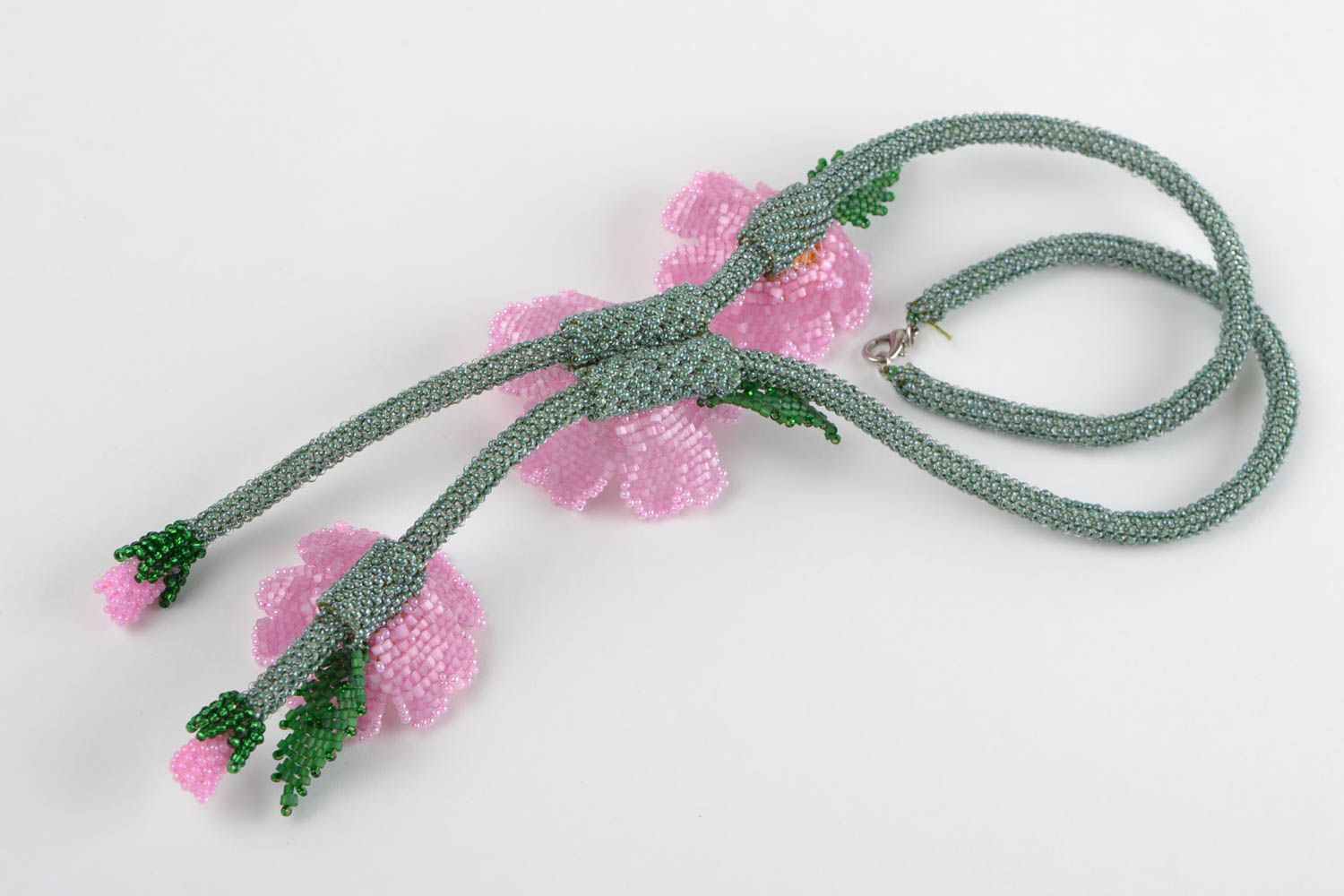 Collier en perles de rocaille tchèques vert avec fleurs roses fait main long photo 5