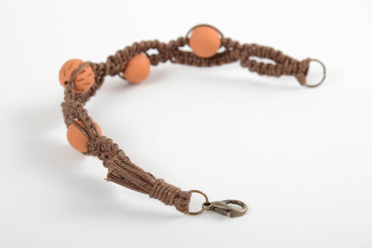 Оригинальный плетеный браслет с керамическими бусинами ручной работы хенд мейд фото 4