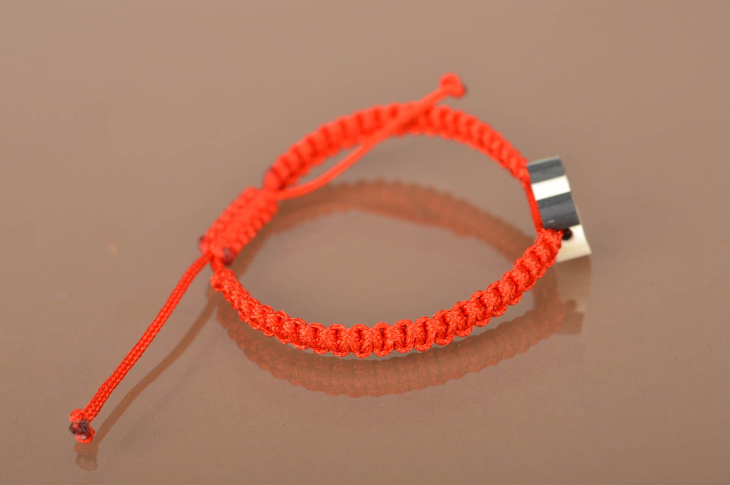 Handgemachtes dünnes rotes geflochtenes Armband aus Wachs Schnur originell  foto 4