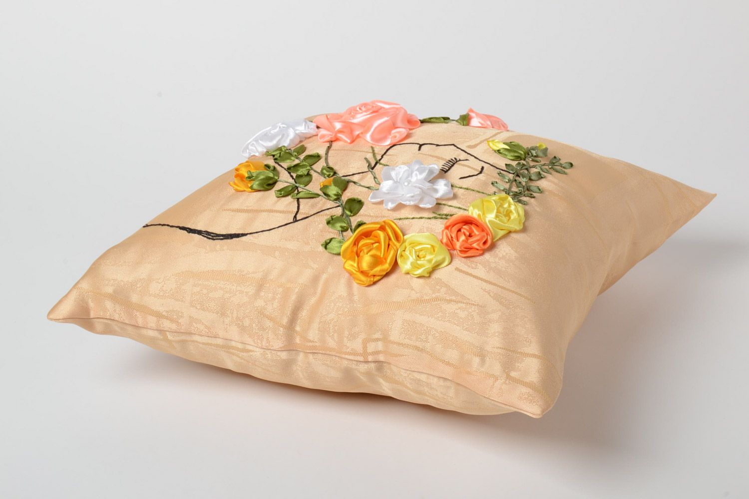Красивая наволочка на подушку ручной работы с объемными цветами из атласных лент фото 2