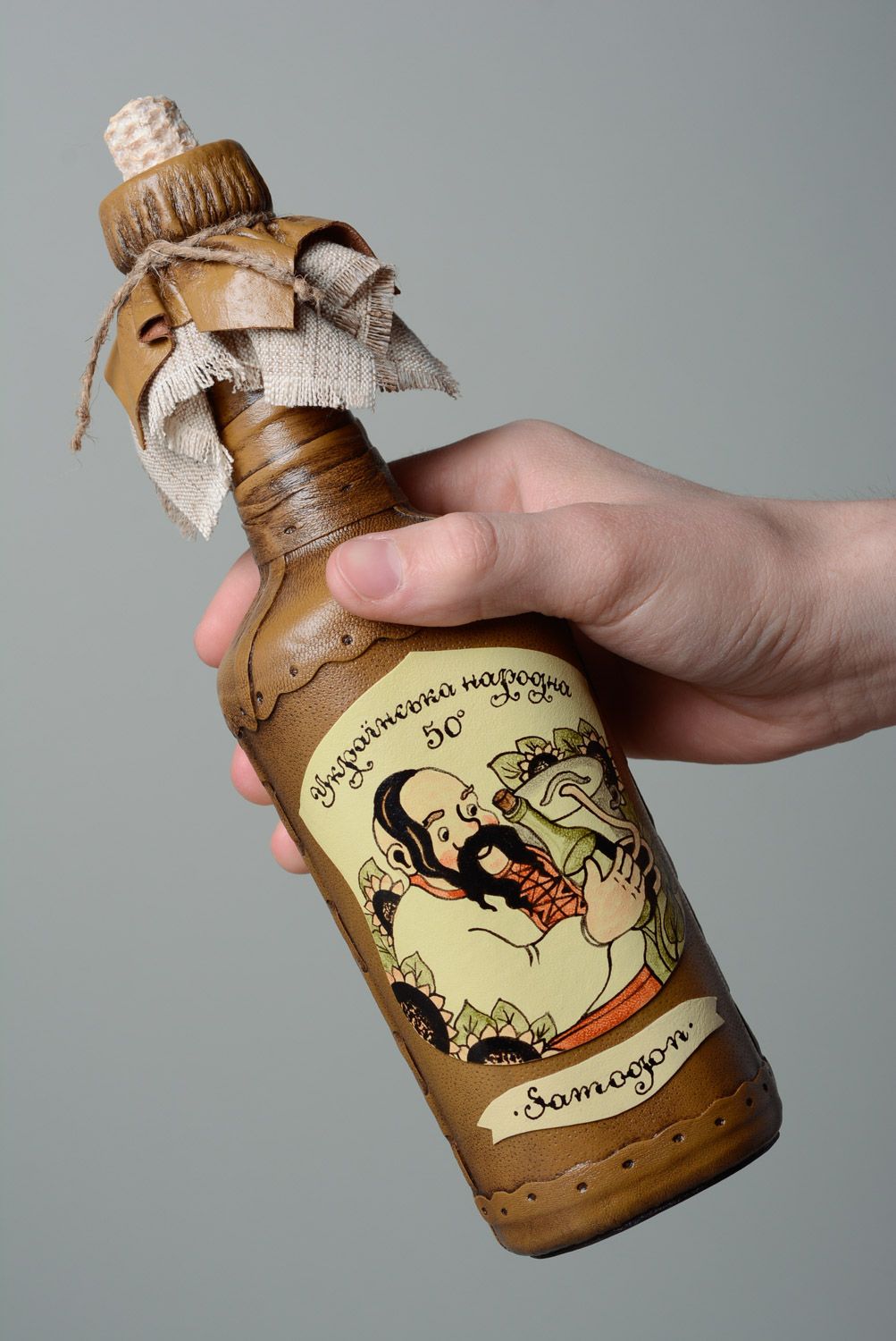 Kleine dekorierte Flasche mit Leder bezogen Geschenk für Männer braun handmade 500 ml foto 3