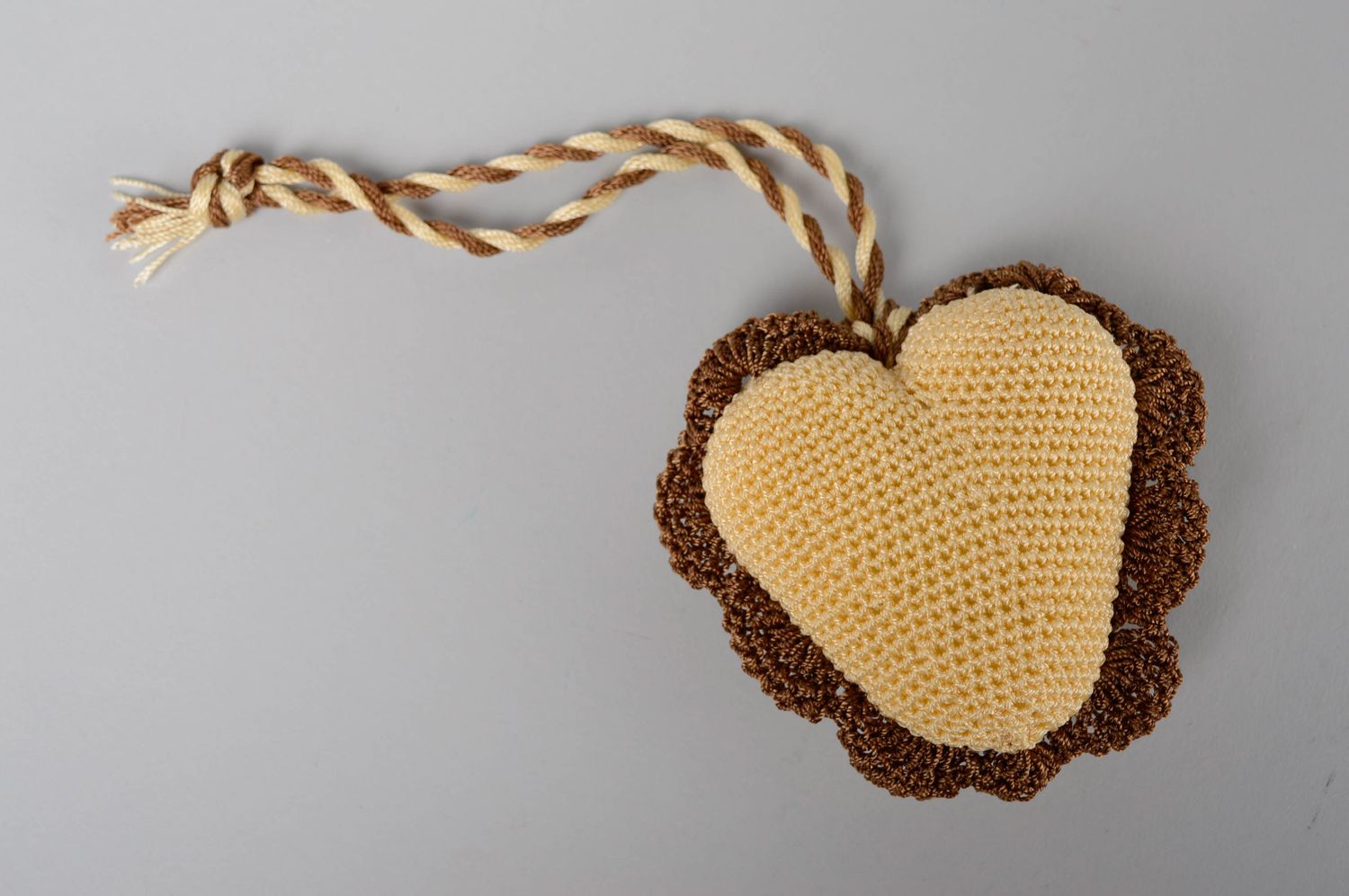 Suspension décorative tricotée au crochet en forme de coeur photo 4