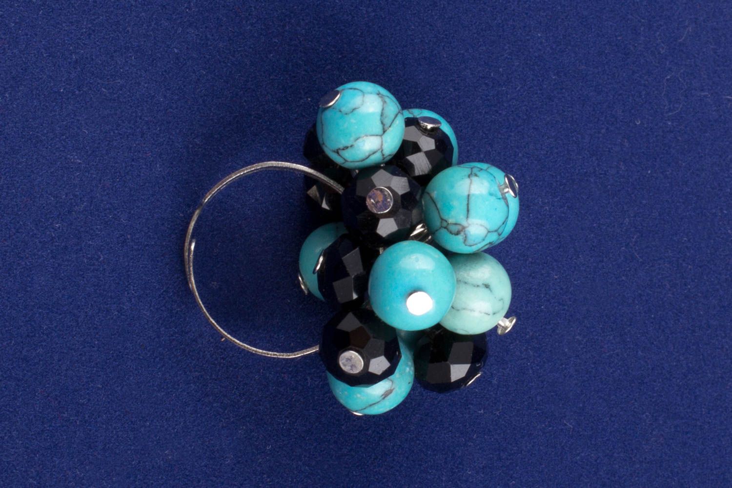 Grande bague en turquoise et perles de cristal noires réglable faite main photo 3