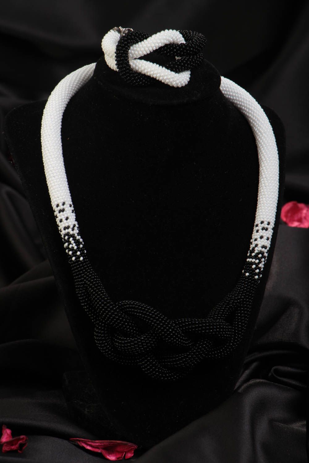 Украшения из бисера колье и браслет в виде жгутов черные с белым красивые  фото 1