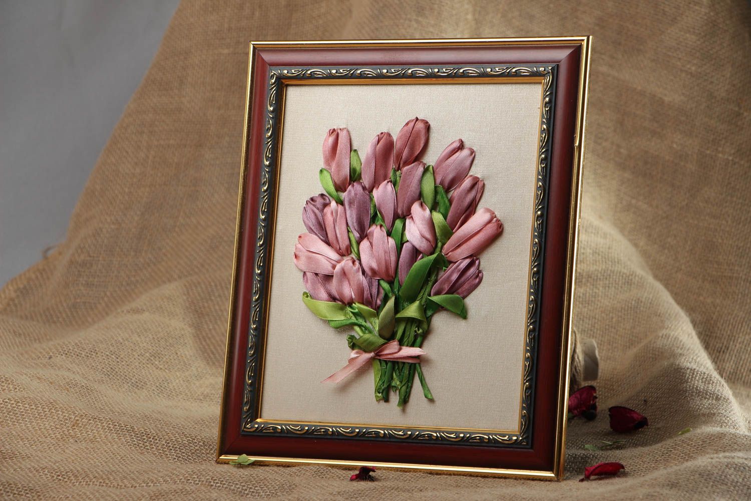 Cuadro bordado con cintas de raso Tulipanes foto 4