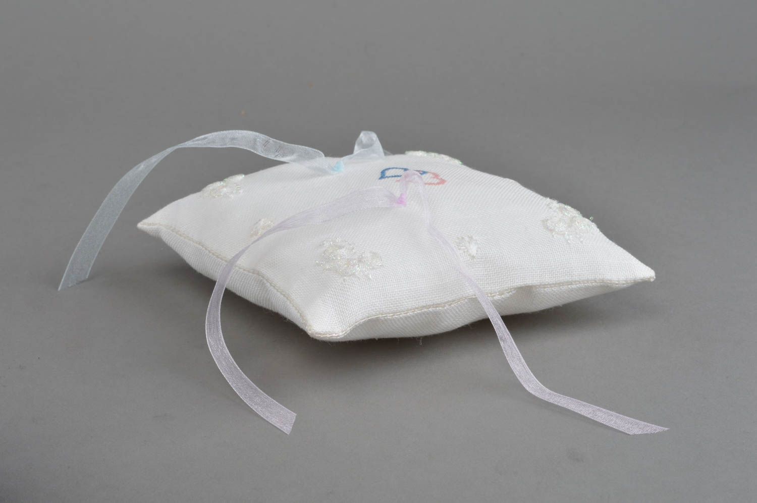 Weißes originelles handgemachtes Ringkissen für die Hochzeit aus Leinen foto 2