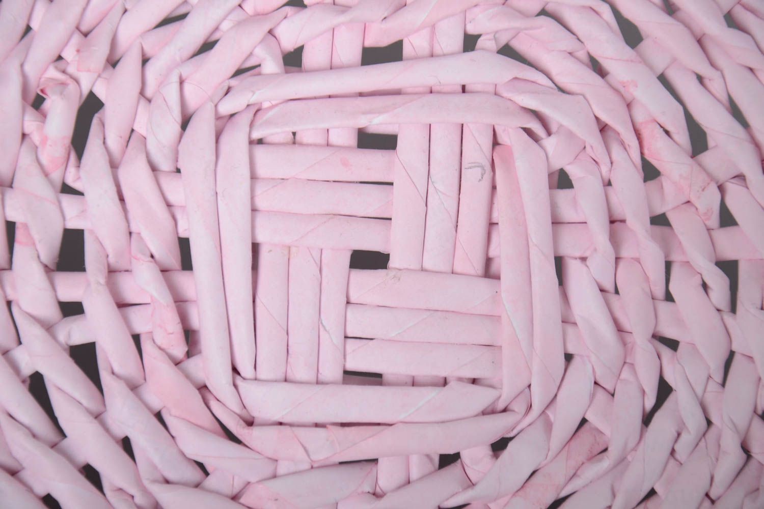Beau plateau tressé en tubes de papier rose fait main décoration originale photo 5
