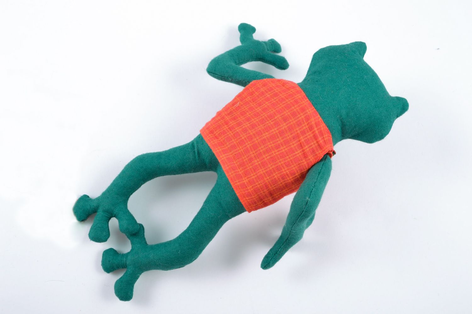 Игрушка из хлопка ручной работы в виде зеленой лягушки фото 3