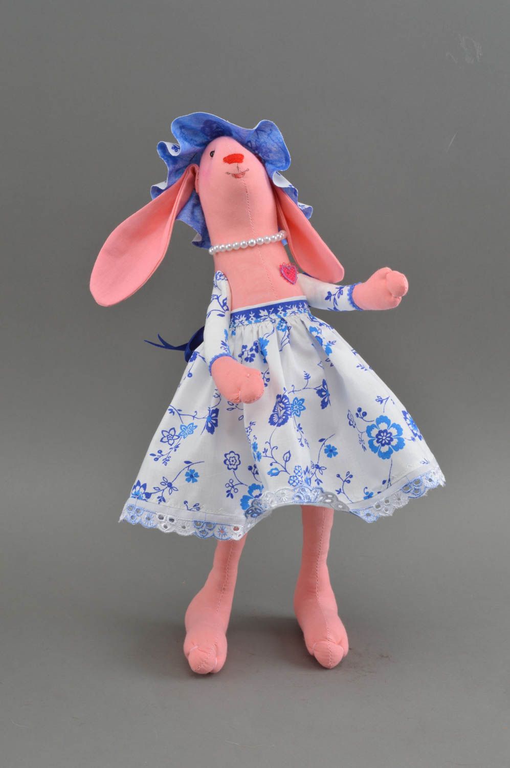 Тканевая мягкая игрушка в виде зайки розовая в голубом платье ручная работа фото 3