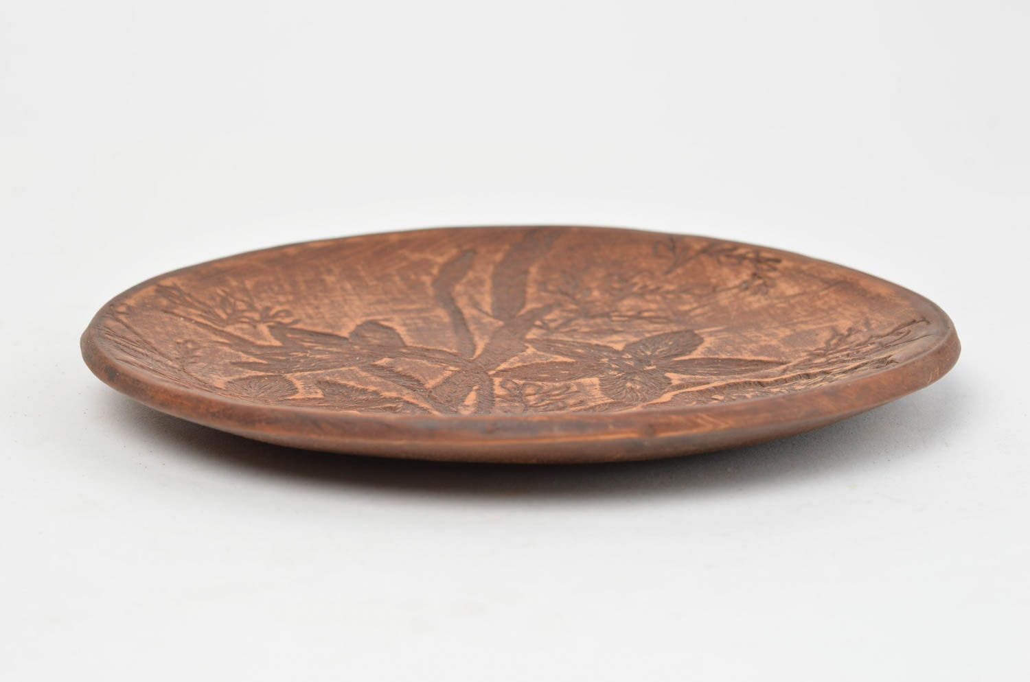 Коричневая плоская десертная тарелка из глины ручной лепки с узором Лесные цветы фото 3