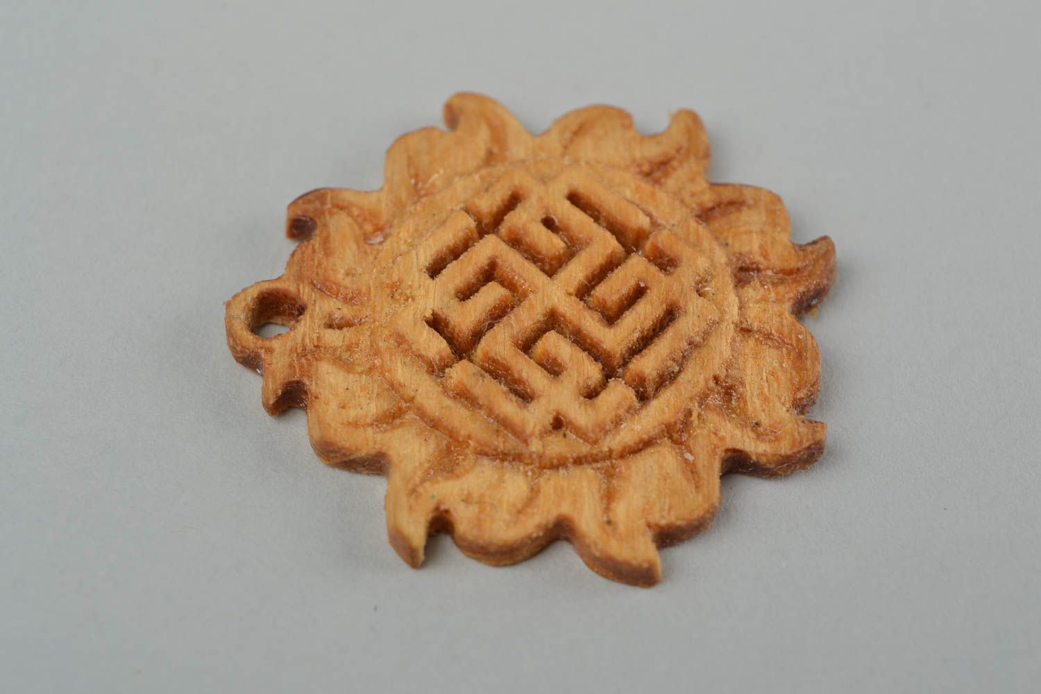 Amuleto protector eslavo colgante de madera artesanal tallado Svarozhych foto 4