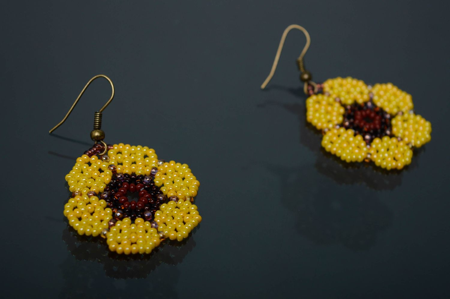 Beaded earrings in the shape of sunflowers photo 1