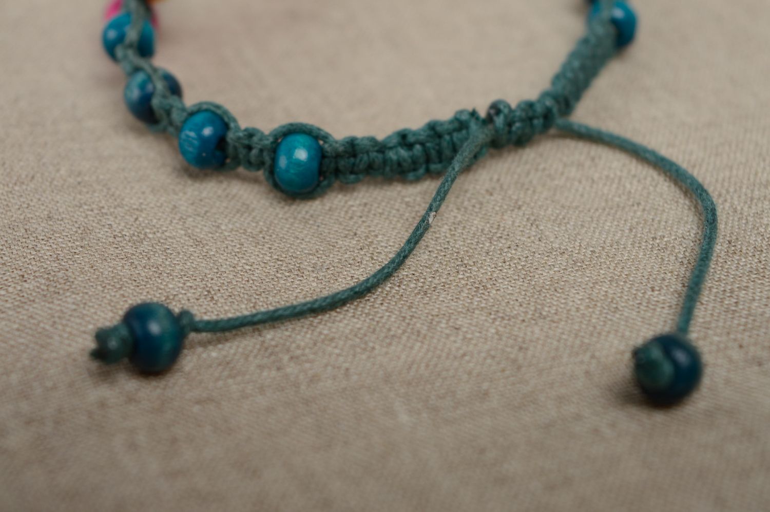 Bracelet en macramé tressé lacet ciré et perles multicolores en bois fait main photo 4