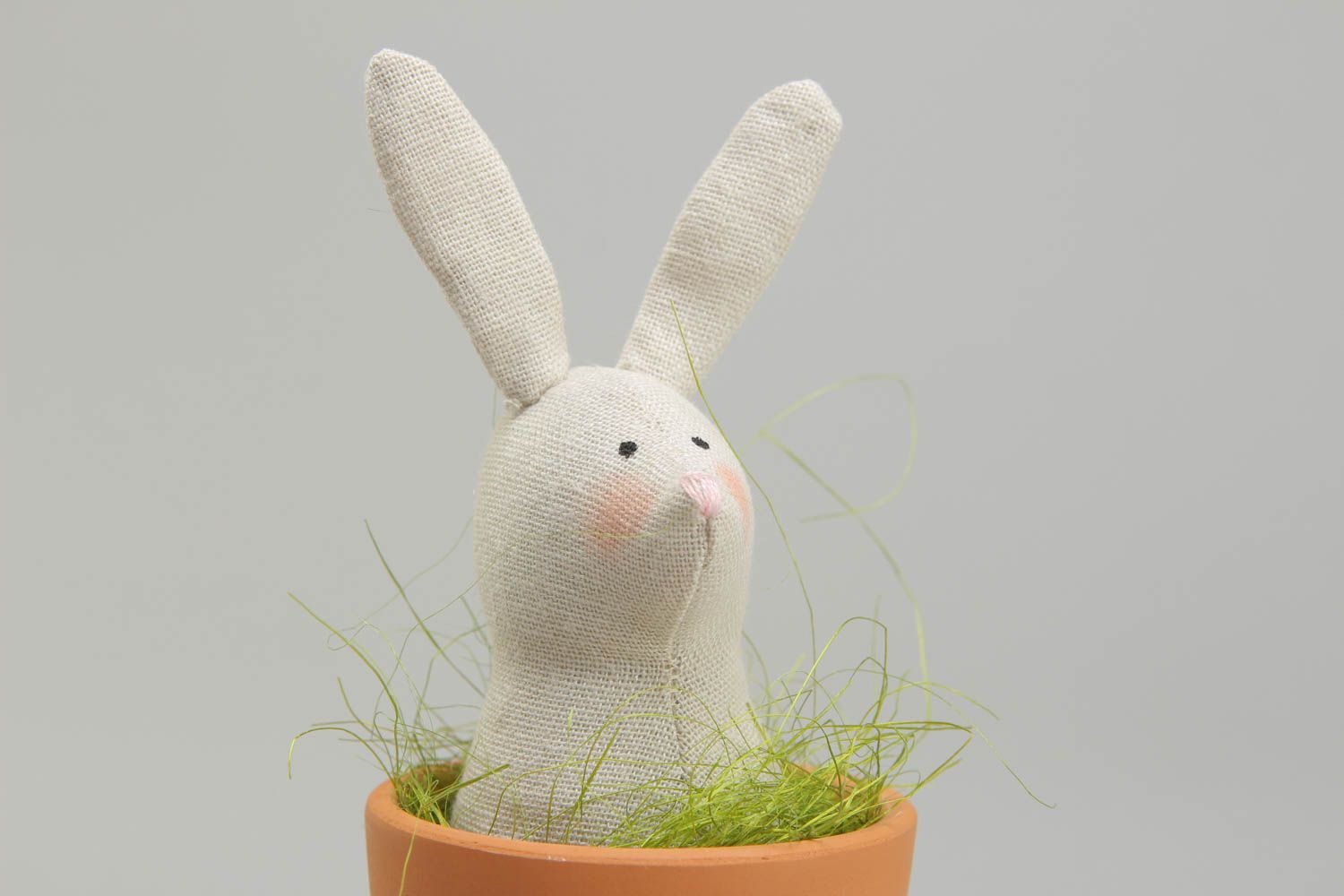Jouet décoratif original fait main lapin de Pâques blanc pour table de fête  photo 1