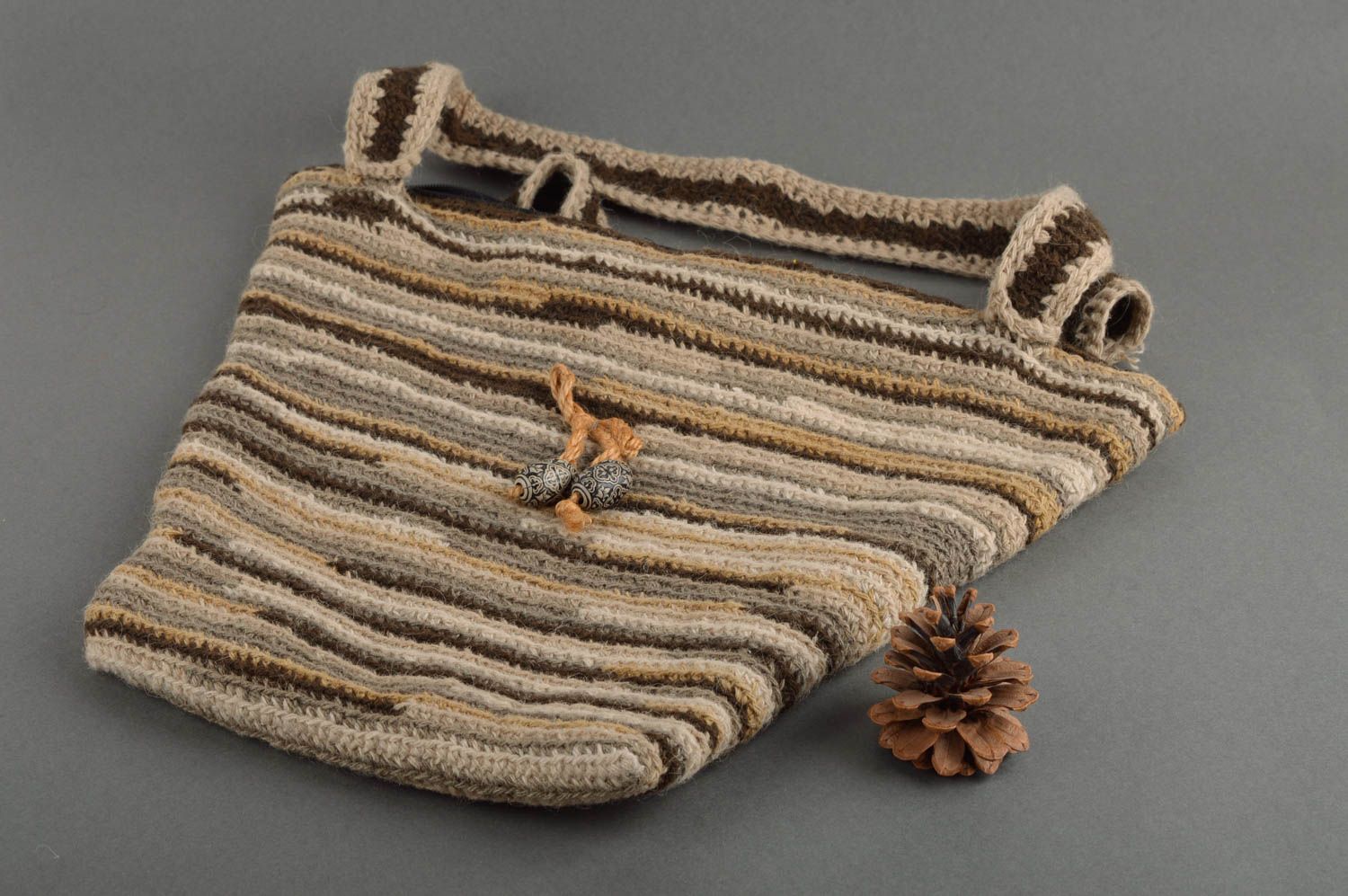 Sac à main tricoté fait main en laine au crochet marron rayé Accessoire femme photo 1