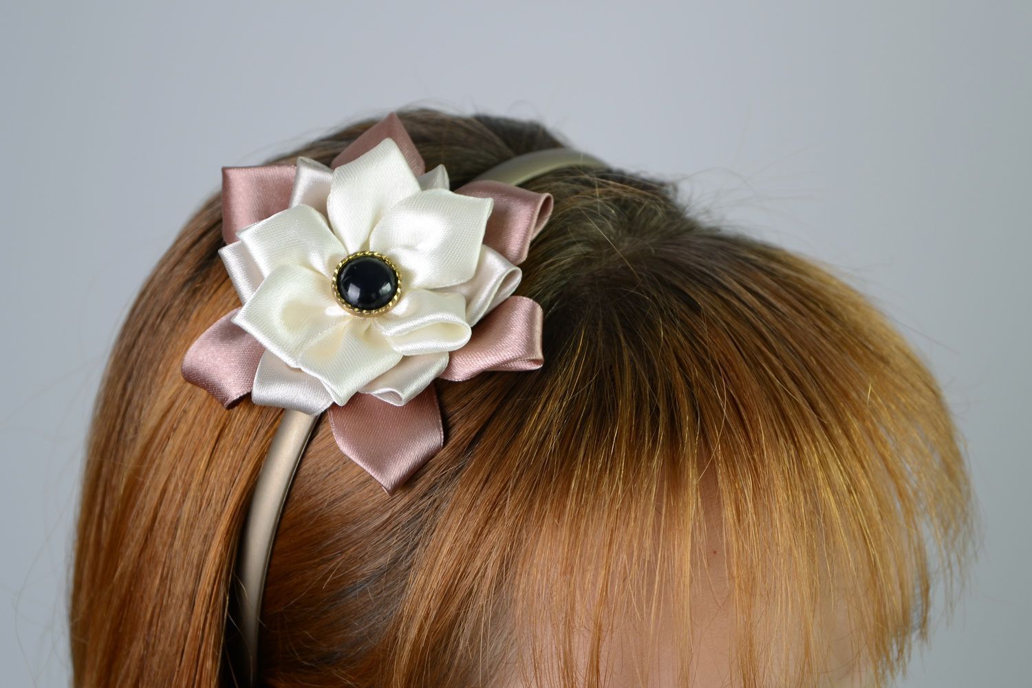 Aro de cabelo, coroa de flores na cabeça com uma flor de cetim foto 5