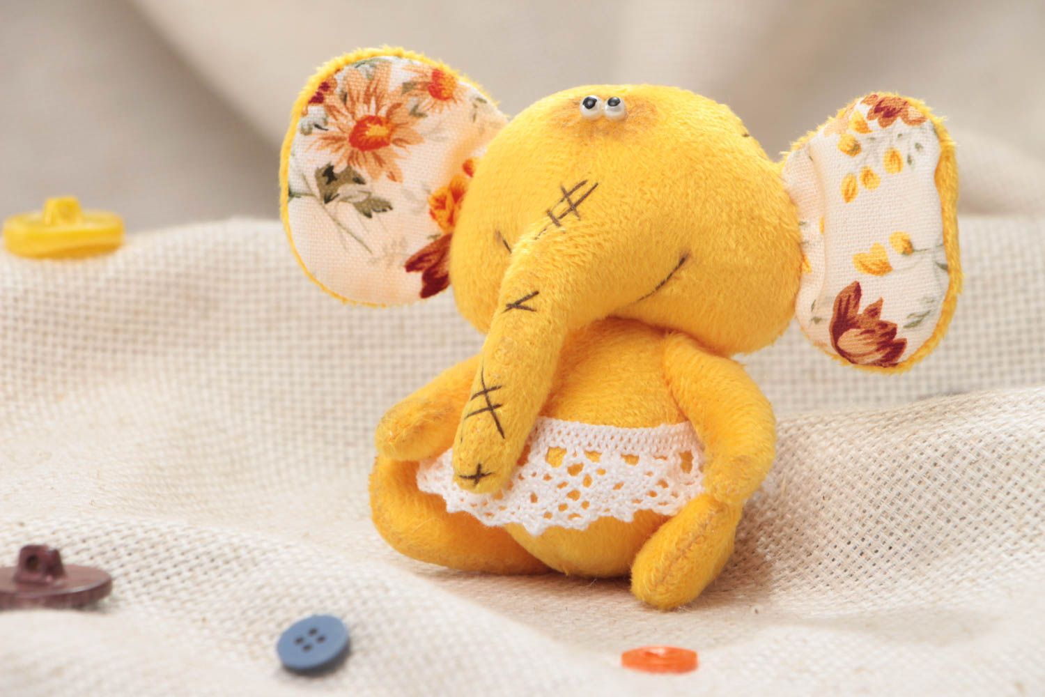 Gelbes kleines knuddeliges lustiges handgemachtes Spielzeug Elefant aus Stoff foto 1