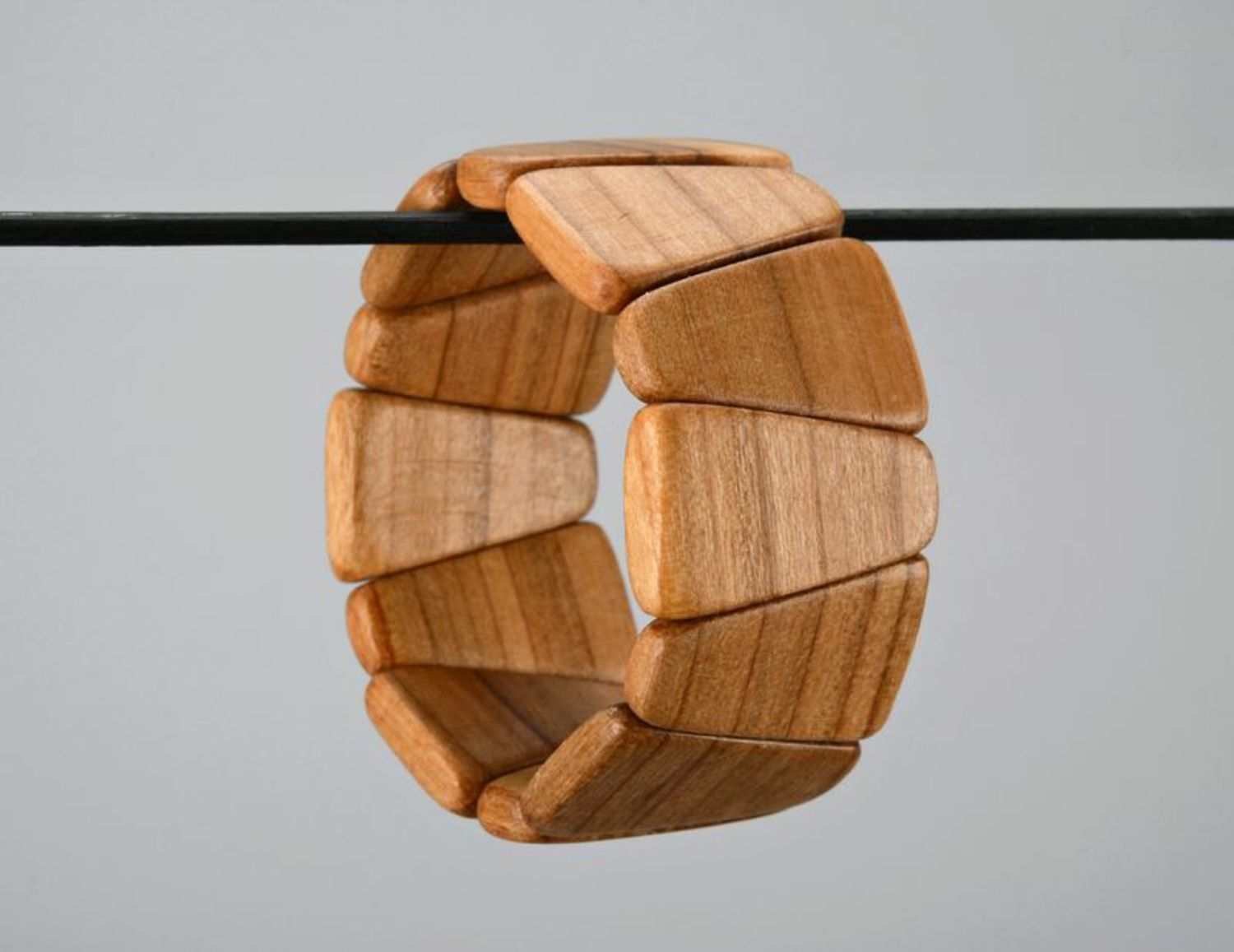 Деревянный браслет на резинке фото 5