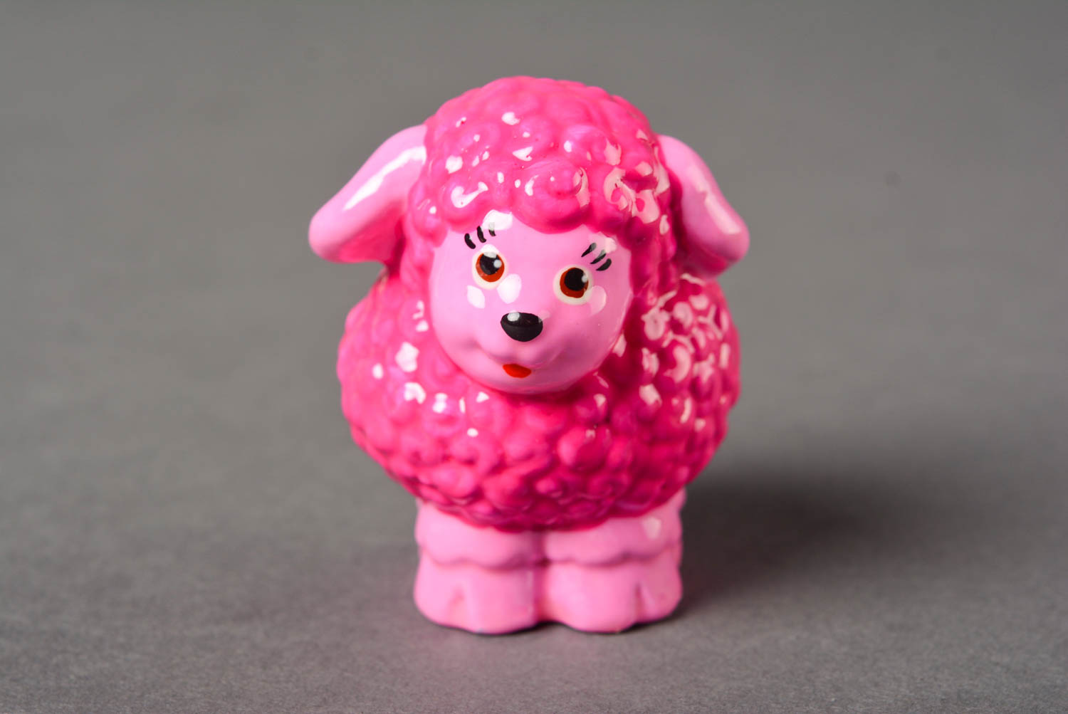 Statuetta in gesso fatta a mano figurina decorativa a forma di pecorella rosa foto 3