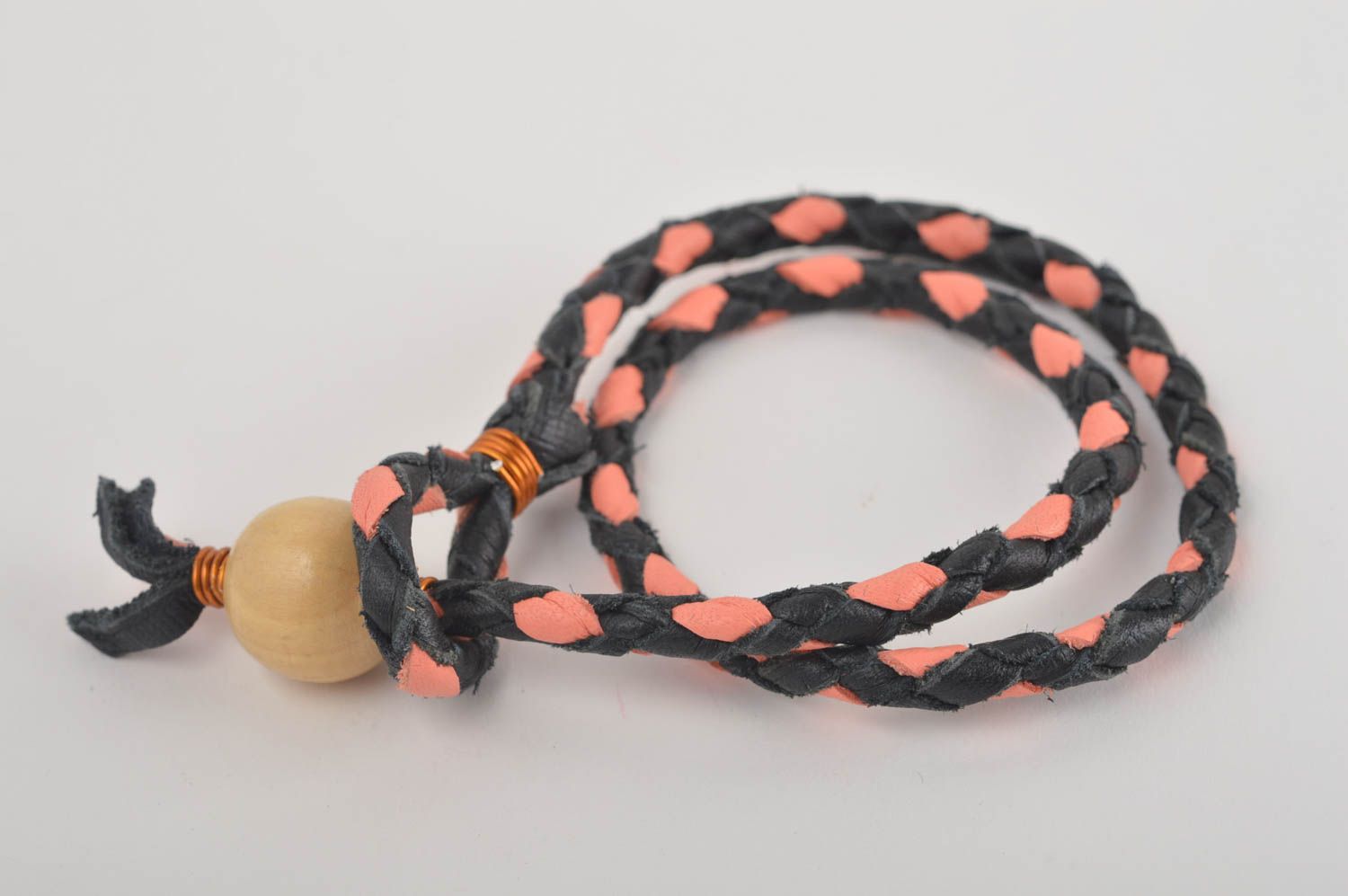 Bracelet cuir Bijou fait main noir rose avec perle en bois Accessoire femme photo 2