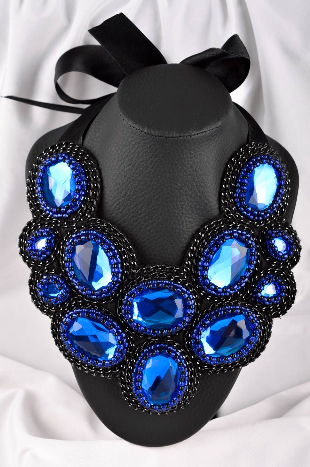 Collier fait main en tissu Bijoux originaux avec cristal bleu Accessoire femme photo 1