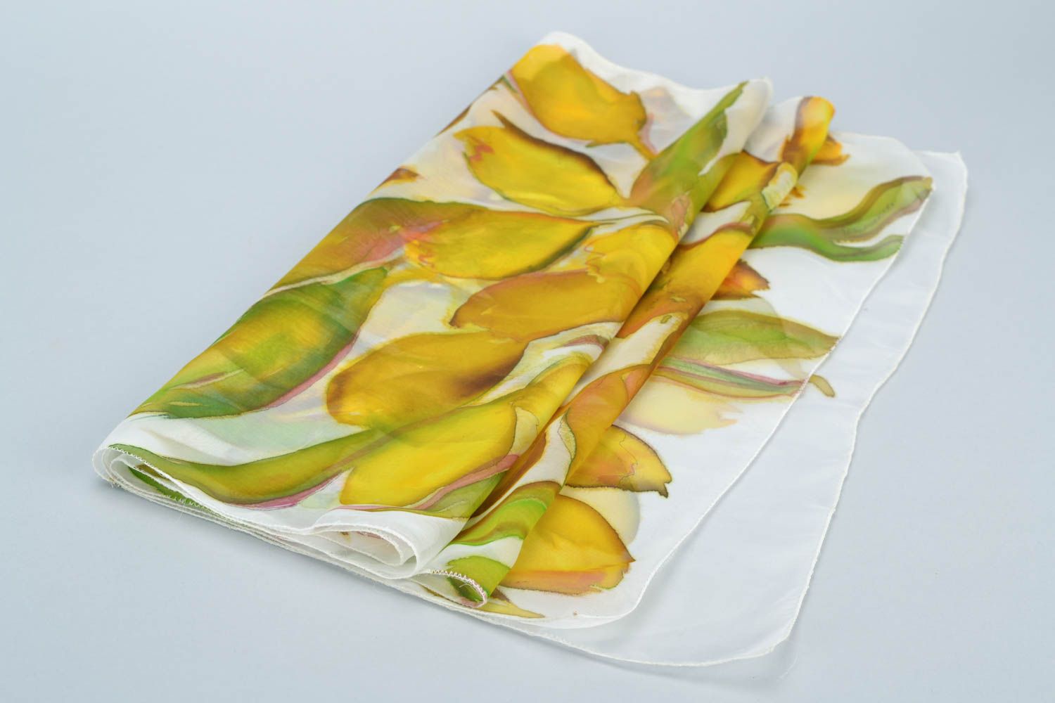 Pañuelo de cuello femenino artesanal de seda de color amarillo pintado a mano foto 2