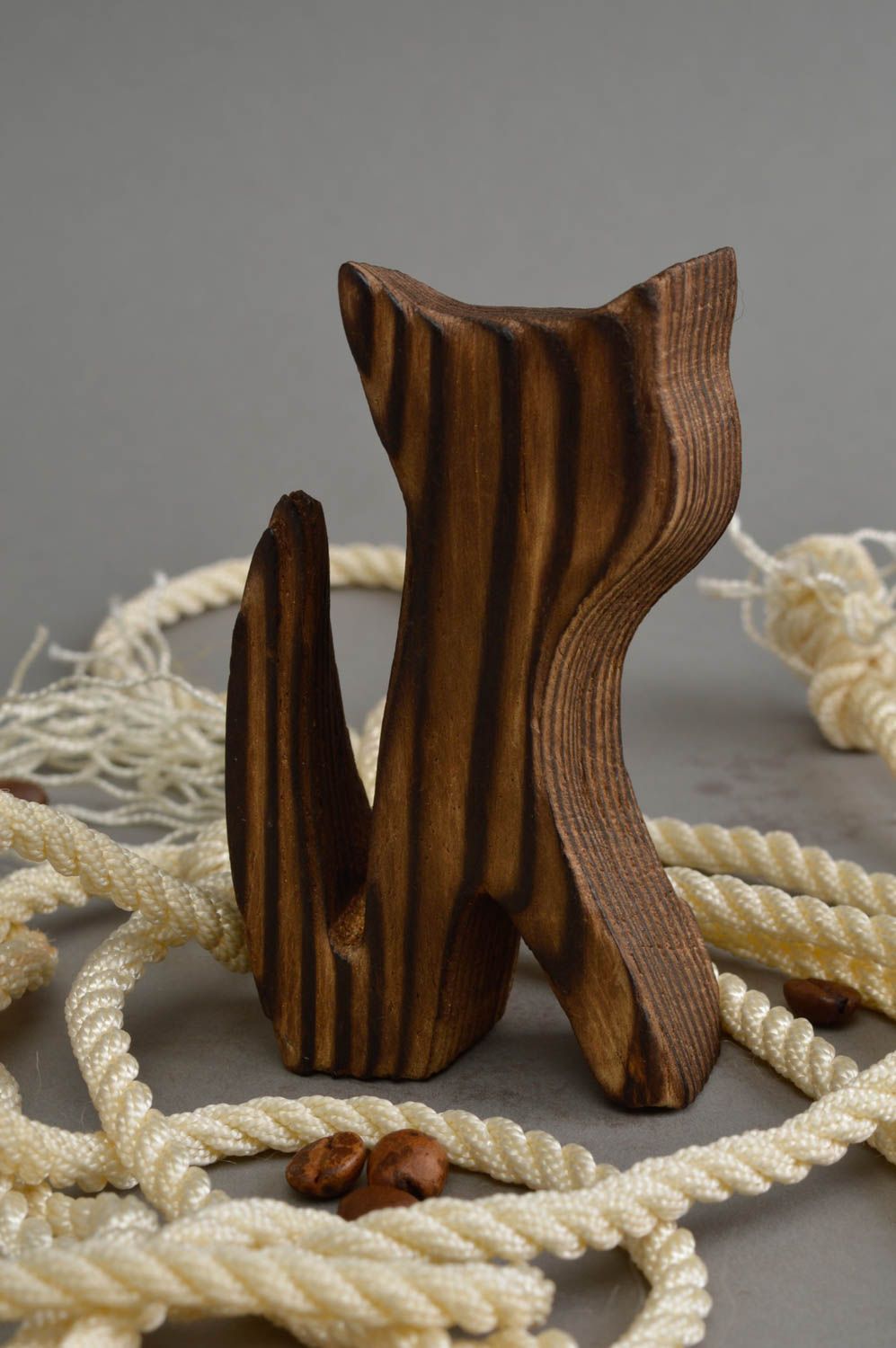 Geschnitzte handgemachte Figurine aus Holz in Form von einer Katze für Deko foto 1