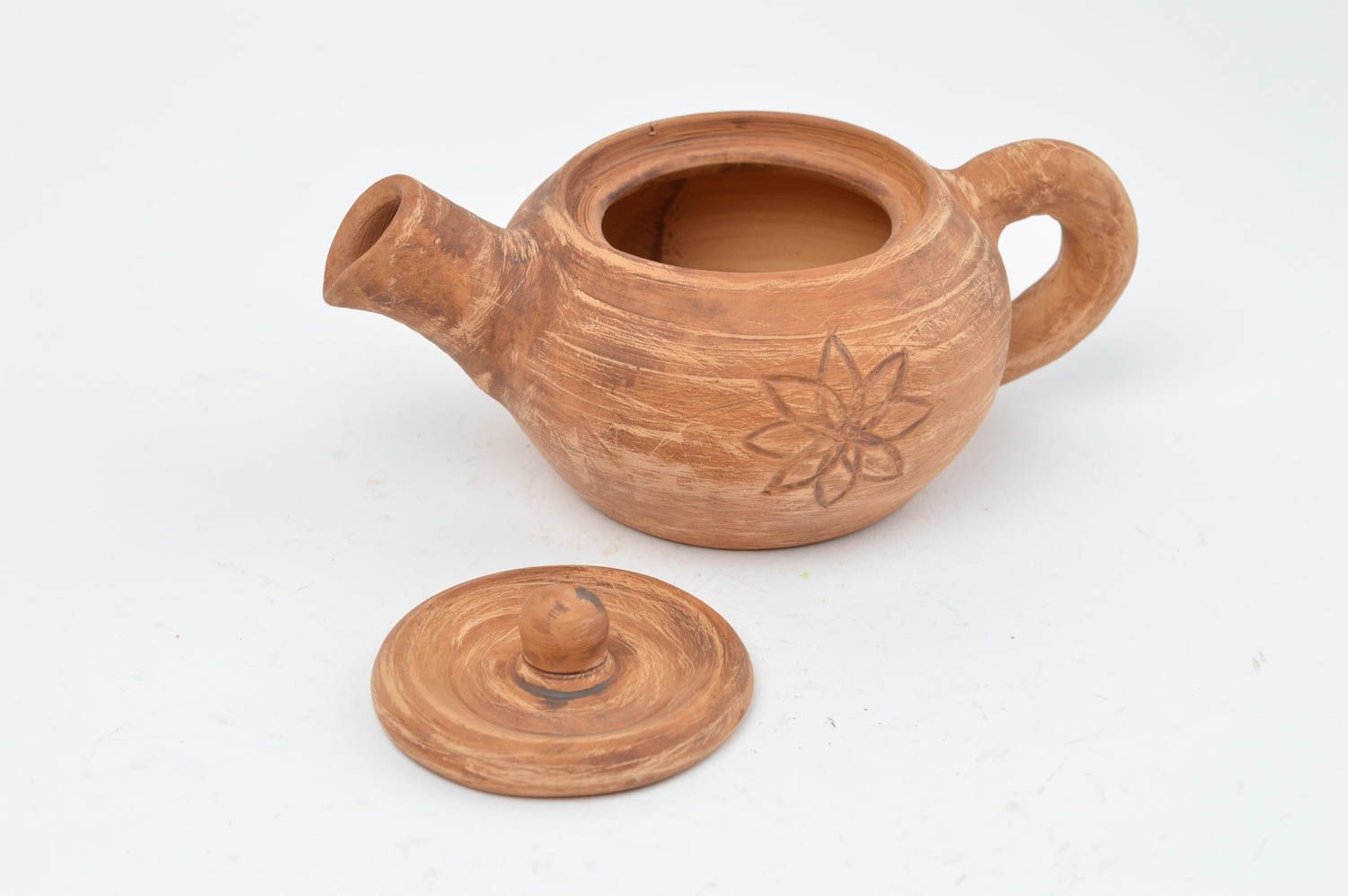 Чайник из глины с крышкой ручной работы авторский красивый с рисунком цветка фото 3