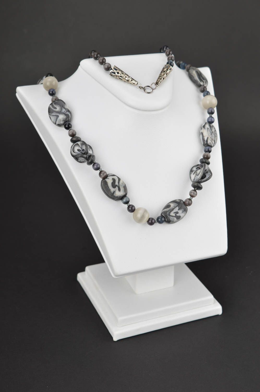 Collier perles fantaisie Bijou fait main gris en pâte polymère Cadeau femme photo 1